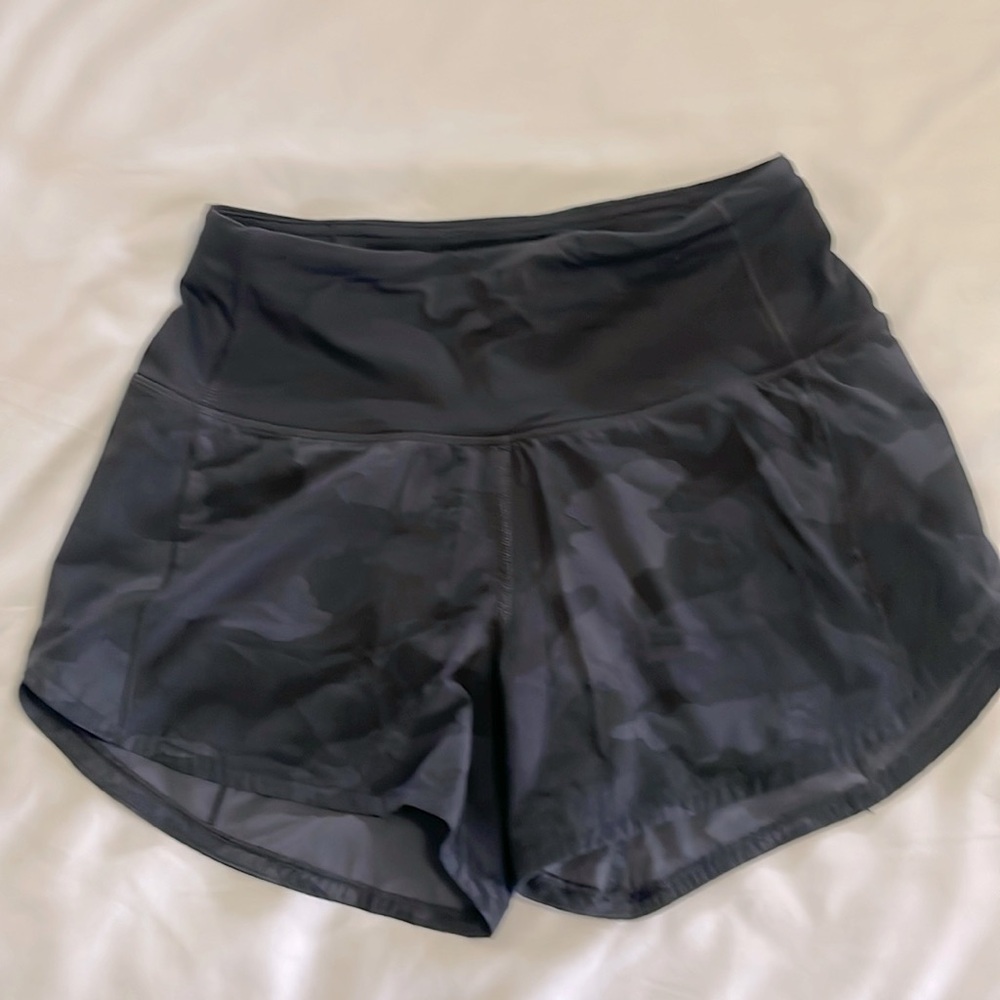 Lululemon size 2 Tall blk camo shorts in good condition